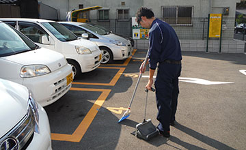 駐車場清掃場内のゴミ拾い清掃